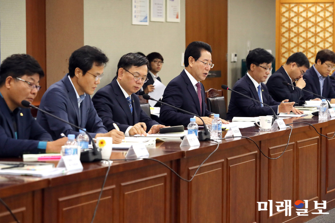 김영록 전남지사가 11일 오전 도청 서재필실에서 2019년도 혁신성장 및 신규시책 보고회를 주재하고 있다. / 사진=전남도 제공