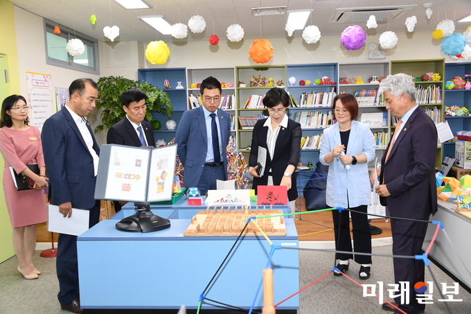 광주시의회 교육문화위원회 위원들(가운데 정순애 의원)이 11일 광주교육과학연구원을 방문해 업무현황에 대해 질의하고 있다. / 사진=광주시의회 제공