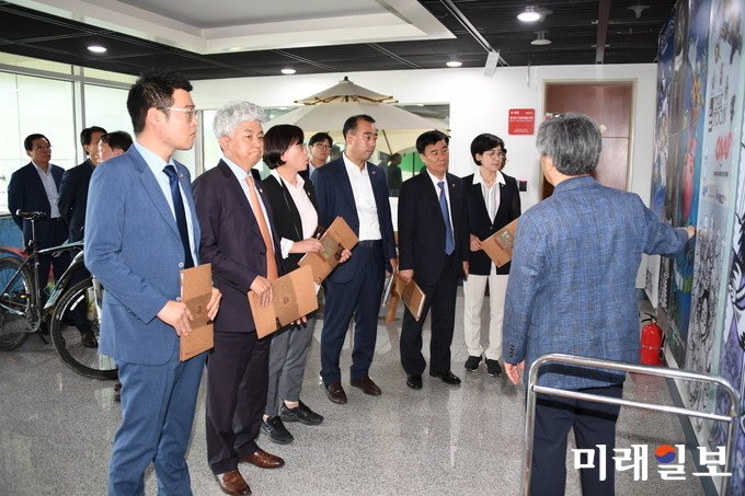 광주시의회 교문위원들이 정보문화산업진흥원에서 CGI센터 견학 및 입주업체 등의 애로사항을 청취하고 있다. / 사진=광주시의회 제공