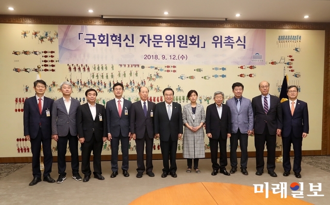 국회의장 직속 국회혁신 자문위원회가 12일 국회 접견실에서 위촉식 및 제1차 회의를 갖고 공식 출범했다./사진=국회 사무처 제공