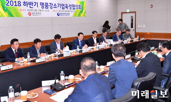 이용섭 광주광역시장이 12일 오전 북구 광주과학기술진흥원 중회의실에서 각급기관장 및 기업체 대표들이 참석한 가운데 열린 '2018년 하반기 명품강소기업육성협의회'에 참석해 회의를 주재하고 있다./사진=광주시 제공