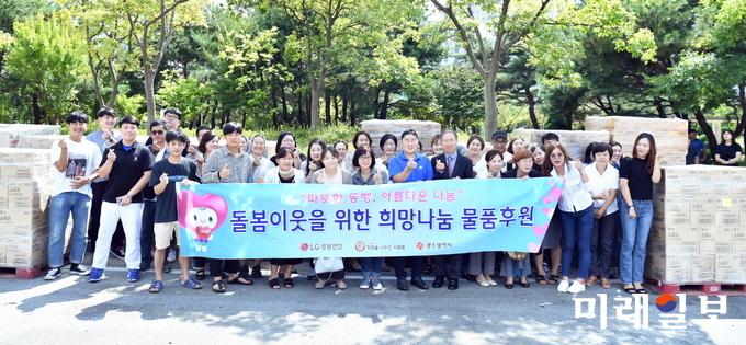 광주광역시와 광주아동양육시설협회는 12일 (주)LG생활건강과 ‘(사)희망을 나누는 사람들’이 아동양육 등 돌봄시설 등을 지원하기 위해 후원한 1억원 상당의 생활용품을 전달받았다. / 사진=광주시 제공