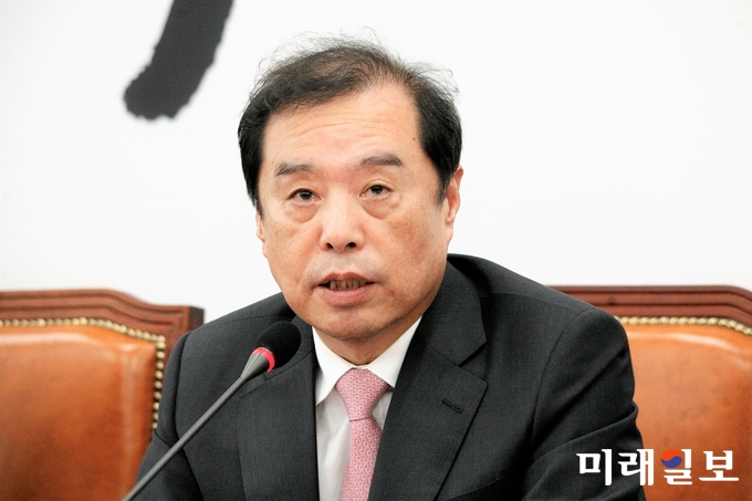 김병준 자유한국당 비대위원장이 정부의 종합 부동산대책 발표를 하루 앞둔 12일 국회에서 기자회견을 하고 있다. /사진=김정현 기자