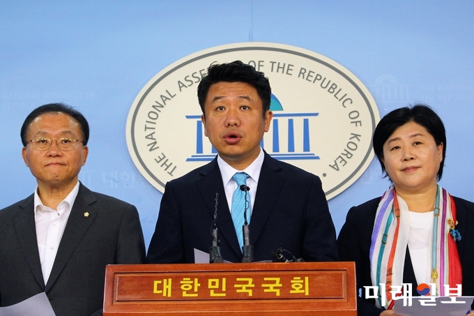 자유한국당 윤재옥, 바른미래당 유의동, 더불어민주당 서영교 원내수석부대표(왼쪽부터)가 13일 오후 국회 정론관에서 대정부 질문, 인사청문회를 변경하기로 합의했다고 발표하고 있다./사진=김정현 기자