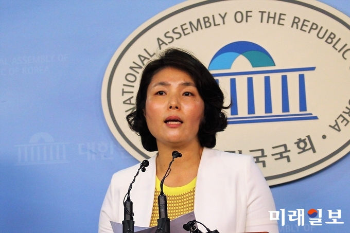 전희경 자유한국당 의원이 13일 오후 국회 정론관에서 진선미 여성가족부장관 후보자이 공직자윤리법상 직무 관련 주식의 매각 또는 백지신탁 의무 위반 및 해당 사실을 고의 은폐한 의혹이 있다고 말하고 있다./사진=김정현 기자