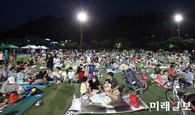 광주 동구가 오는 15일 저녁 7시부터 율곡초등학교 운동장에서 ‘제8회 돗자리 영화데이트’를 개최한다. / 사진=동구청 제공