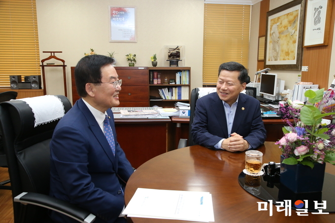 문인 광주 북구청장이 지난 12일 행정안전부를 방문해 심보균 차관을 예방하고 노후산단 정비사업 특별교부세 지원 및 민생경제 활성화, 사회복지비 국비부담 확대 등을 건의했다. / 사진=북구청 제공