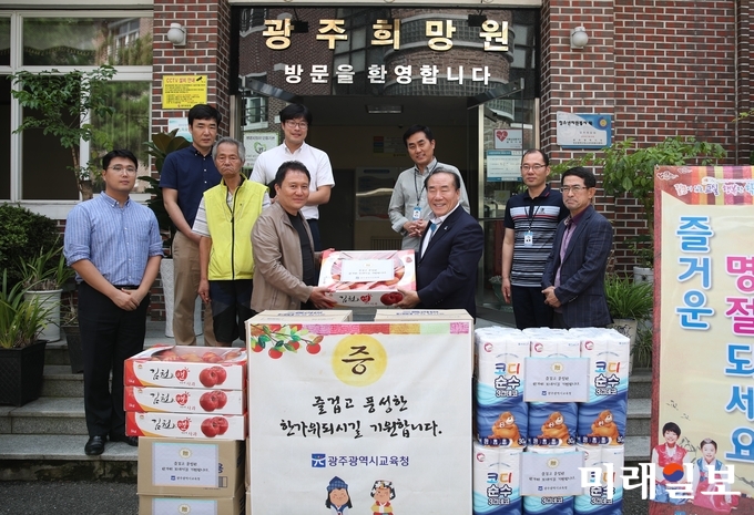 장휘국 광주시교육감이 지난 12일 동구 광주희망원을 방문해 쌀과 과일 등 위문품을 전달하고 있다. / 사진=광주시교육청 제공