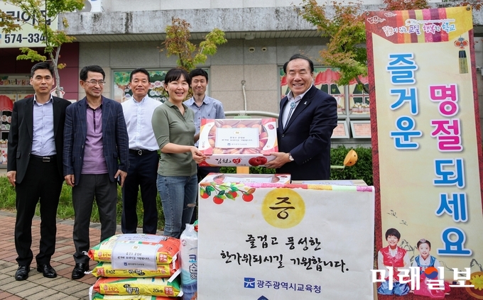 장휘국 광주시교육감이 지난 12일 북구 큰솔학교 지역아동센터를 방문해 쌀과 과일 등 위문품을 전달하고 있다. / 사진=광주시교육청 제공