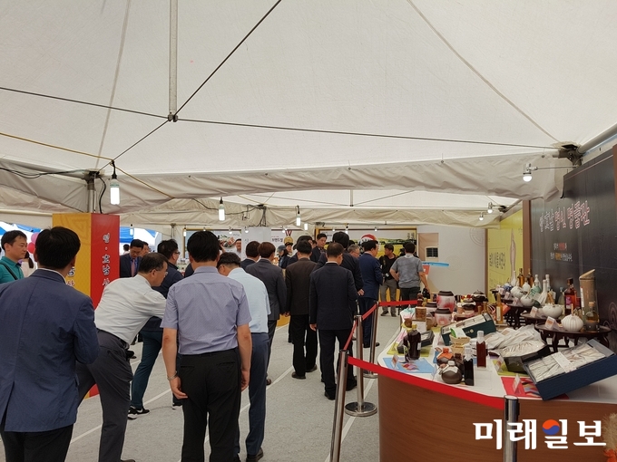 전라남도가 함께 추석을 앞두고 경상북도와 14일부터 3일간 광주 상무시민공원에서 영호남이 상생 협력하는 화개장터를 개장한다. / 사진=전남도 제공