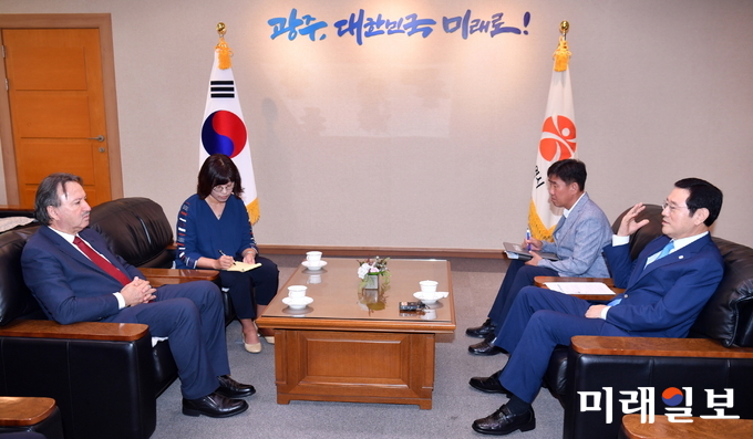 이용섭 광주광역시장은 13일 시청 3층 접견실에서 라울 실베로 실바그니 주한 파라과이 대사를 접견하고, 소방차량, 장비, 기술 교류방안 등을 논의했다. / 사진=광주시 제공