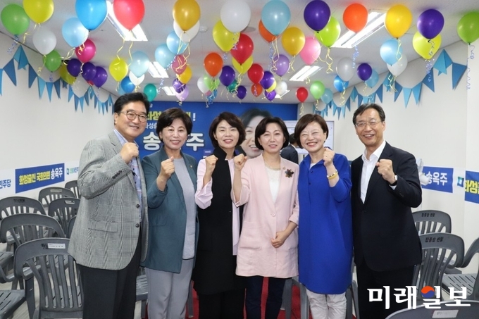 15일 오후 경기도 화성시 향남읍 중흥S스퀘어 207호에서 개최된 송옥주 더불어민주당 의원 사무소 개소식에서 참석 의원들이 기념촬영을 하고 있다. 사진 왼쪽부터 우원식 전 원내대표, 남인순 의원, 한경애 의원, 송옥주 의원, 진선미, 유동수 의원./사진=이연종 기자
