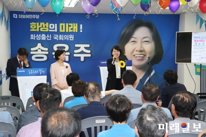 15일 오후 경기도 화성시 향남읍 중흥S스퀘어 207호에서 개최된 송옥주 더불어민주당 의원 사무소 개소식에서 전현희 더불어민주당 최고위원이 인사말을 하고 있다./사진=이연종 기자