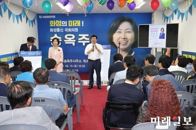 15일 오후 경기도 화성시 향남읍 중흥S스퀘어 207호에서 개최된 송옥주 더불어민주당 의원 사무소 개소식에서 설훈 더불어민주당 최고위원이 인사말을 하고 있다./사진=이연종 기자