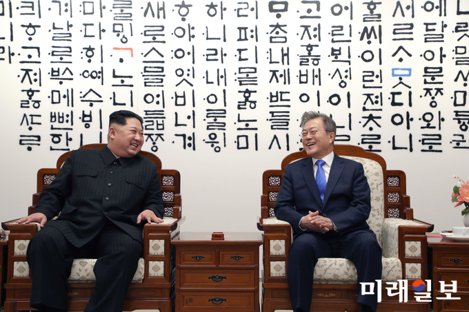 문재인 대통령과 김정은 국무위원장이 지난 4월27일 판문점 평화의 집에서 열린 제1차 남북정상회담에서 환담하고 있다./사진=한국 공동사진기자단