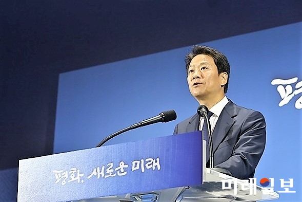 임종석 준비위원장이 17일 오전 11시 동대문디자인플라자(DDP)에 마련된 프레스센터에서 남북정상회담 일정과 주요 의제를 발표하고 있다. /사진=청와대 제공