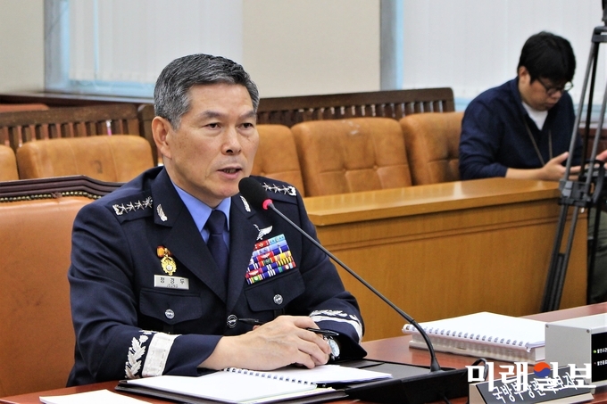 정경두 국방부장관 후보자가 17일 국회 국방위원회에서 열린 인사청문회에서 질의에 응답하고 있다./사진=김정현 기자