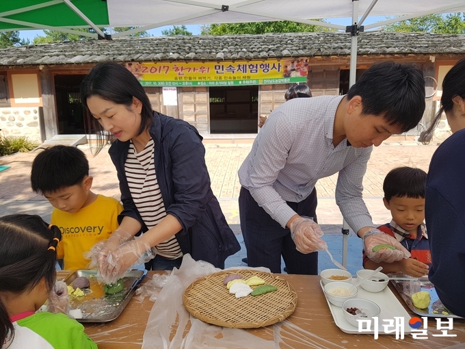 전남농업박물관이 한가위를 맞아 오는 22일 오전 10시부터 오후 1시까지 오색송편만들기 등 한가위 오색송편 빚기 체험행사를 50가족 선착순 모집한다. / 사진=전남도 제공