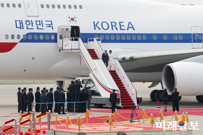문재인 대통령과 부인 김정숙 여사가 18일 오전 평양 순안공항에서 도착하여 환영나온 김정은 국무위원장 내외의 영접을 받고 있다./사진=평양사진공동취재단