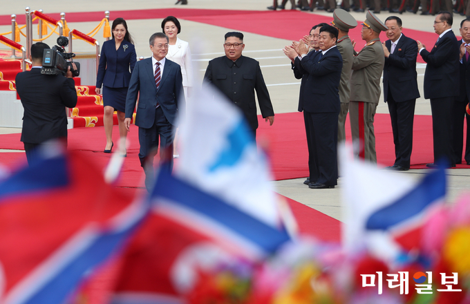 문재인 대통령이 18일 오전 평양 순안공항에서 열린 공식 환영식에서 평양 시민과 악수하고 있다./사진=평양사진공동취재단