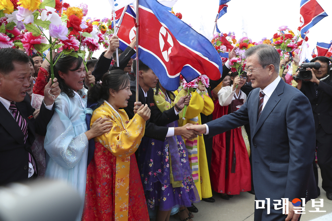 2018 남북정상회담을 위해 18일 오전 평양 순안공항에 도착한 문재인 대통령과 김정숙 여사가 공식환영식에서 김정은 국무위원장, 리설주 여사와 함께 평양시민들의 환영을 받고 있다./사진=평양사진공동취재단