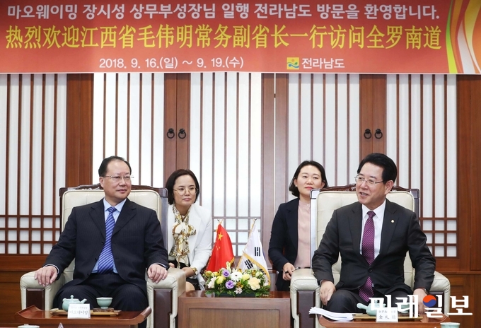 김영록 전라남도지사가 18일 오후 도청 협력실에서 중국 장시성(江西省) 마오웨이밍(毛偉明) 상무부성장과 회담을 하고 있다. 마오에이밍 상무부성장 등 일행은 전남도와 장시성간 자매 우호교류 협력 강화를 위해 17일부터 2박3일 일정으로 전남도를 방문했다. / 사진=전남도 제공
