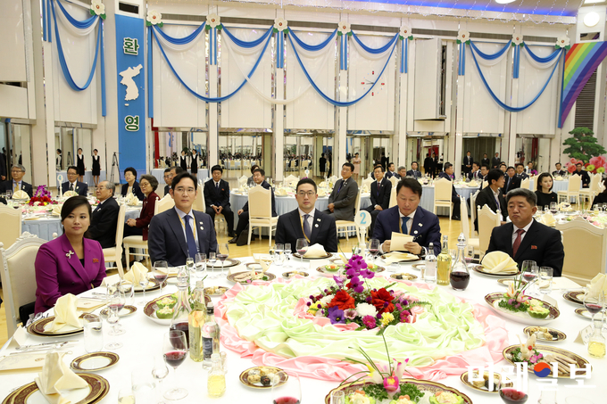 이재용 삼성전자 부회장, 구광모 LG회장, 최태원 SK회장이 18일 오후 평양 목란관에서 열린 남북정상회담 환영 만찬에 참석해 있다./사진=평양사진공동취재단