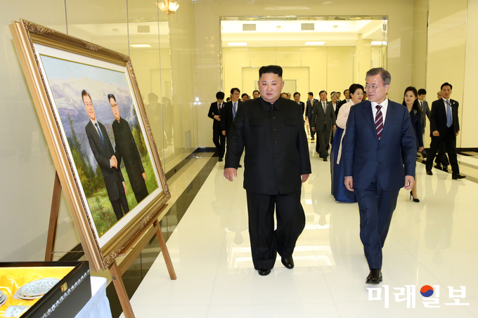 문재인 대통령과 부인 김정숙 여사, 김정은 국무위원장과 부인 리설주 여사가 18일 오후 평양 목란관에서 열린 남북정상회담 환영 만찬장으로 향하고 있다. 사진 왼쪽으로 김 위원장이 문 대통령에게 전달한 선물이 전시돼 있다./사진=평양사진공동취재단