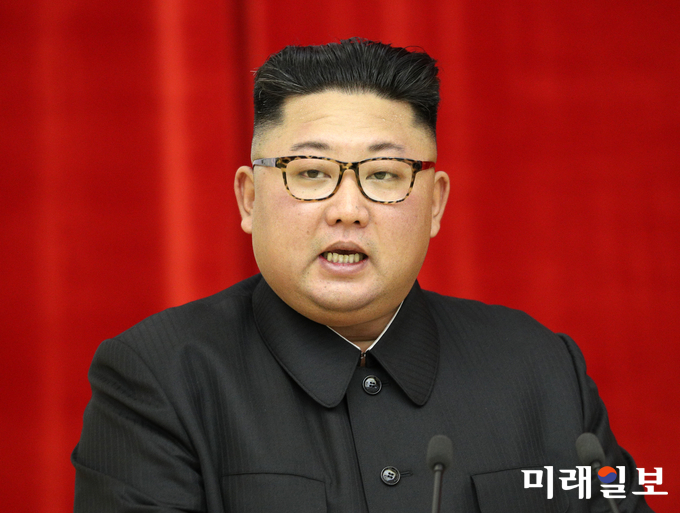 김정은 국무위원장이 18일 오후 평양 목란관에서 남북정상회담 환영 만찬사를 하고 있다./사진=평양사진공동취재단