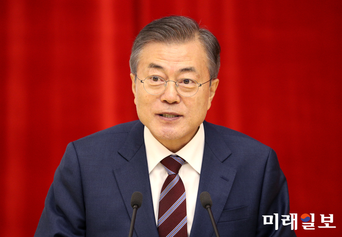 문재인 대통령이 18일 오후 평양 목란관에서에서 2018남북정상회담 환영만찬에서 건배사를 하고 있다./사진=평양사진공동취재단