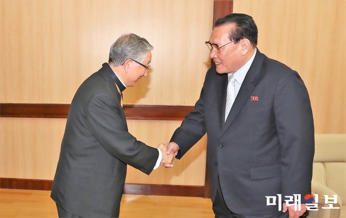 남북정상회담 종교계 특별수행원으로 평양에 온 김희중 한국천주교주교회의 의장(대주교)이 18일 오후 평양 인민문화궁전에서 김영대 최고인민회의 상임위원회 부위원장을 비롯한 북측 인사를 만나 악수하고 있다. /사진=평양사진공동취재단