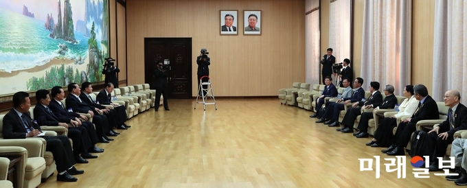 남북정상회담 특별수행원으로 평양에 온 시민사회와 노동계, 종교계 인사들이 18일 오후 평양 인민문화궁전에서 북측 김영대 최고인민회의 상임위원회 부위원장 등 관계자들을 만나 환담하고 있다. /사진=평양사진공동취재단