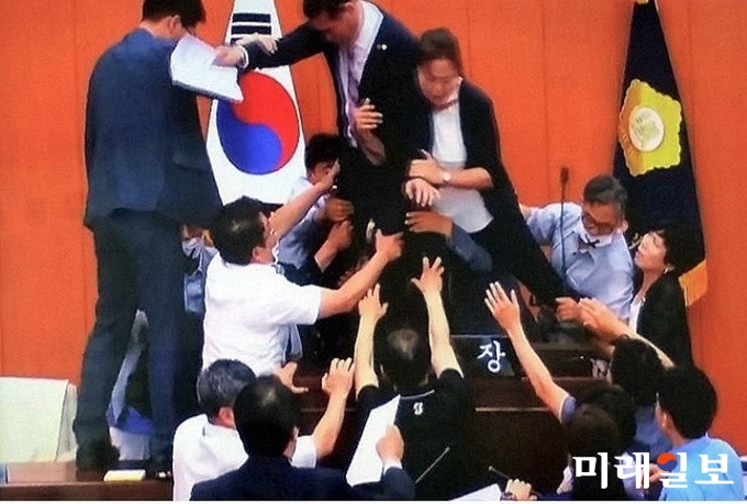 양천구의회 의원들이 지난 7월 27일 열린 본회의에서 몸싸움을 벌이고 있다. /사진=미래일보DB
