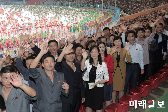 19일 오후 평양 5.1경기장을 찾은 평양시민들이 문재인 대통령의 연설에 환호하고 있다./사진=평양사진공동취재단