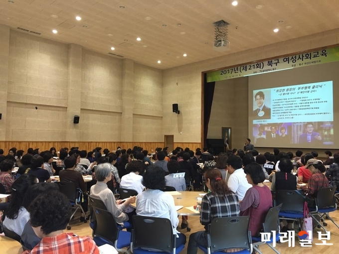 광주 북구가 오는 11월 1일까지 관내 주민 200명을 대상으로 지역주민들의 사회 진출 및 일자리 창출 기반 마련을 위해 ‘2018 북구 사회교육 프로그램’을 운영한다. / 사진=북구청 제공