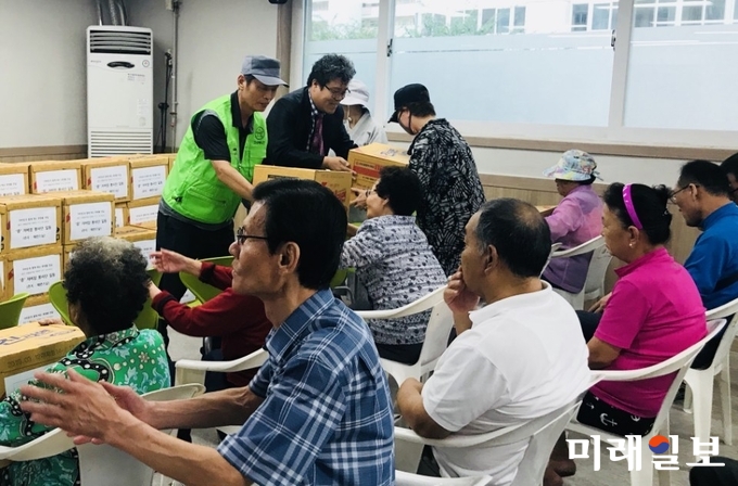 장주동 관장이 자비암에서 후원한 후원물품을 어려운 이웃들에게 전달하고 있다. / 사진=정병훈 제공