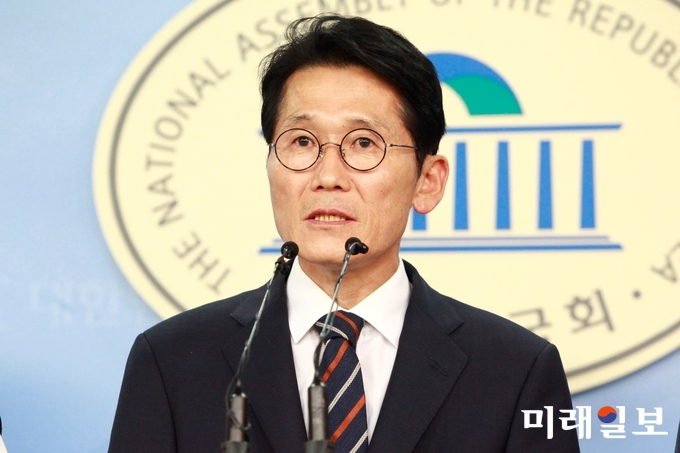 윤소하 정의당 원내대표가 20일 오후 서울 여의도 국회 정론관에서 대기업에 각종 특혜 제공은 물론 환경 교육분야의 공공성을 훼손하는 규제완화를 골자로 '규제프리존 특별법'의 국회 본회의 통과에 따른 긴급 기자회견을 하고 있다./사진=장건섭 기자
