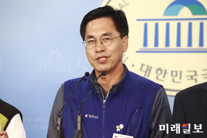 유재길 전국민주노동조합총연맹 부위원장이 20일 오후 서울 여의도 국회 정론관에서 대기업에 각종 특혜 제공은 물론 환경 교육분야의 공공성을 훼손하는 규제완화를 골자로 '규제프리존 특별법'의 국회 본회의 통과에 따른 긴급 기자회견을 하고 있다./사진=장건섭 기자