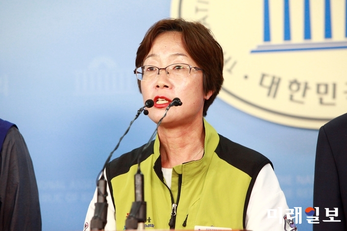 박민숙 전국보건의료산업노동조합 부위원장이 20일 오후 서울 여의도 국회 정론관에서 대기업에 각종 특혜 제공은 물론 환경 교육분야의 공공성을 훼손하는 규제완화를 골자로 '규제프리존 특별법'의 국회 본회의 통과에 따른 긴급 기자회견을 하고 있다./사진=장건섭 기자