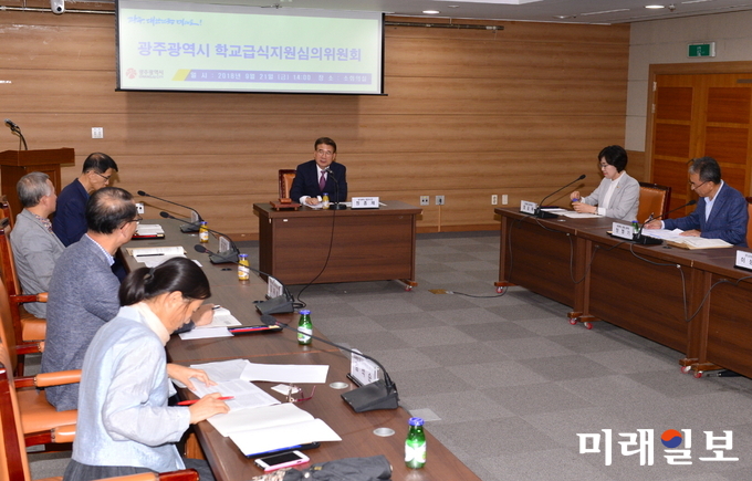 광주광역시와 광주시교육청은 21일 오후 시청 3층 소회의실에서 학교급식심의위원회를 열고 관내 초·중 전체 무상급식에 이어 내년부터는 고등학교 전체로 무상급식을 전면 확대키로 했다./사진=광주시 제공