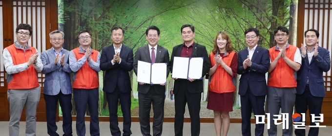 김영록 전라남도지사가 20일 오후 도청 협력실에서 장승규 전남도청공무원노동조합 위원장과 노-사 청렴실천 협약을 체결한 뒤 기념촬영을 하고 있다. 이번 협약으로 전남도와 전남도청공무원노동조합 관행문화 개선 등을 통해 깨끗한 공직사회 실현을 위해 함께 노력 하기로 했다. / 사진=전남도 제공