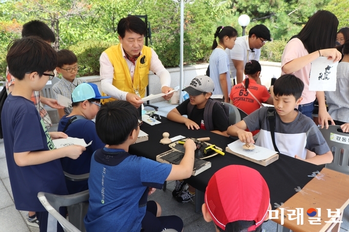 2018 전남국제수묵비엔날레에서 수묵 판화체험 장면 / 사진=전남도 제공
