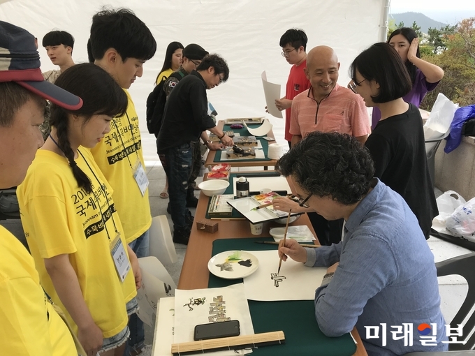 2018 전남국제수묵비엔날레에서 수묵 켈리 그라피 장면 / 사진=전남도 제공