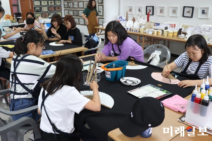 2018 전남국제수묵비엔날레에서 수묵화체험 장면 / 사진=전남도 제공