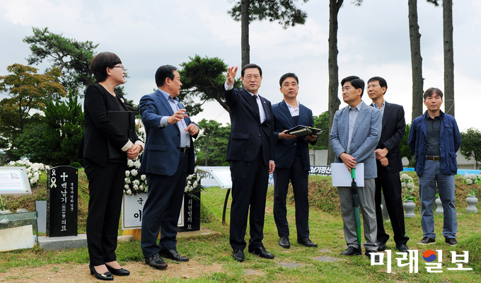 이용섭 광주광역시장이 23일 오전 북구 망월묘역공원(시립묘지)과 영락공원을 찾아 근무자들을 격려하고 성묘객들의 편의를 살피고 있다. / 사진=광주시 제공