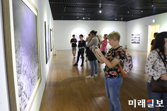 진도 운림산방 비엔날레4관에서 외국인들이 관람하고 있다. / 사진=전남도 제공