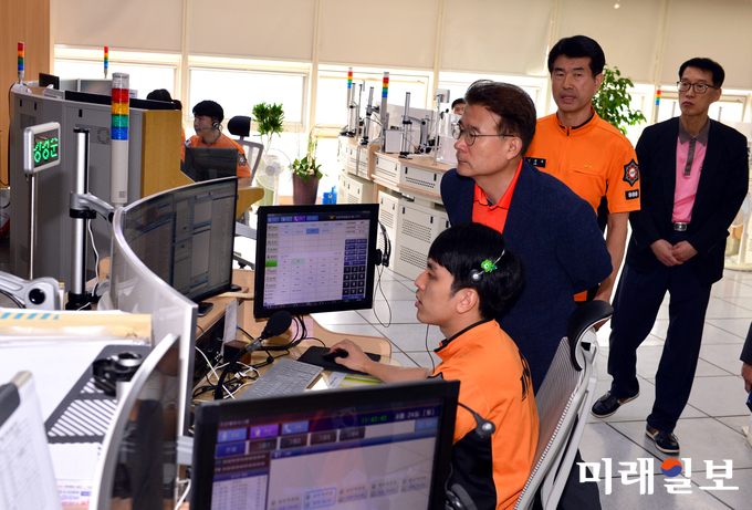 정종제 광주광역시 행정부시장은 24일 오전 시청 119종합상황실을 방문하여 추석 연휴 근무자들을 격려하고 시민들의 안전한 연휴가 될 수 있도록 근무에 만전을 기해주길 당부했다. /사진=광주시 제공