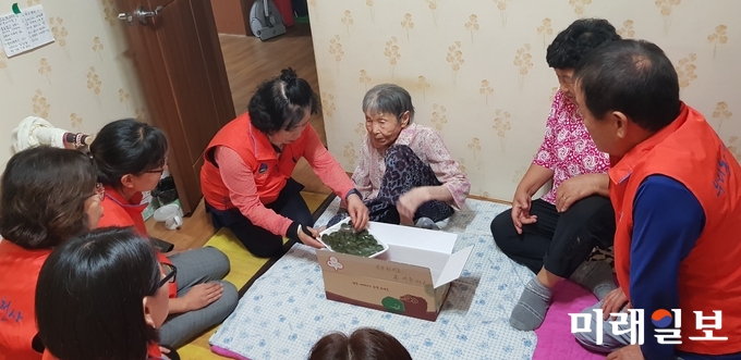 광주 서구 화정3동 보장협의체가 민족 고유의 명절인 추석을 맞이하여 송편 60박스와 과일을 저소득층에 전달했다. / 사진=서구청 제공