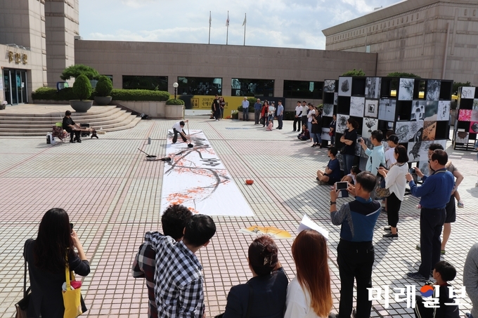 추석 연휴 기간 2018 전남국제수묵비엔날레가 열린 목포와 진도에는 전통 수묵의 향을 느끼고, 풍성한 민속공연을 즐기려는 가족단위 귀성객과 관광객, 외국인들로 북적였다. / 사진=전남도 제공