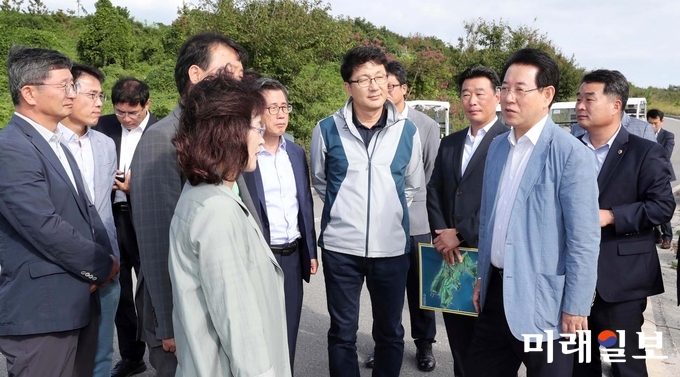 김영록 전라남도지사가 26일 오후 여수경도해양관광단지 조성 현장을 방문, 미래에셋컨설팅 김승건 대표 안내로 호텔 예정지를 둘러보고 있다. / 사진=전남도 제공